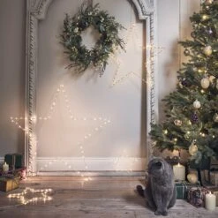 Couronne De Noël Pré-illuminée En Eucalyptus, Pin Et Baies Dorées 8 Couronne De Noël Pré-illuminée En Eucalyptus, Pin Et Baies Dorées -Boutique De Noël WR22022 couronne de noel eucalyptus pin et baies dorees en deco de noel cd0cb0af bb22 4a89 a4d6 2bb258a522bc