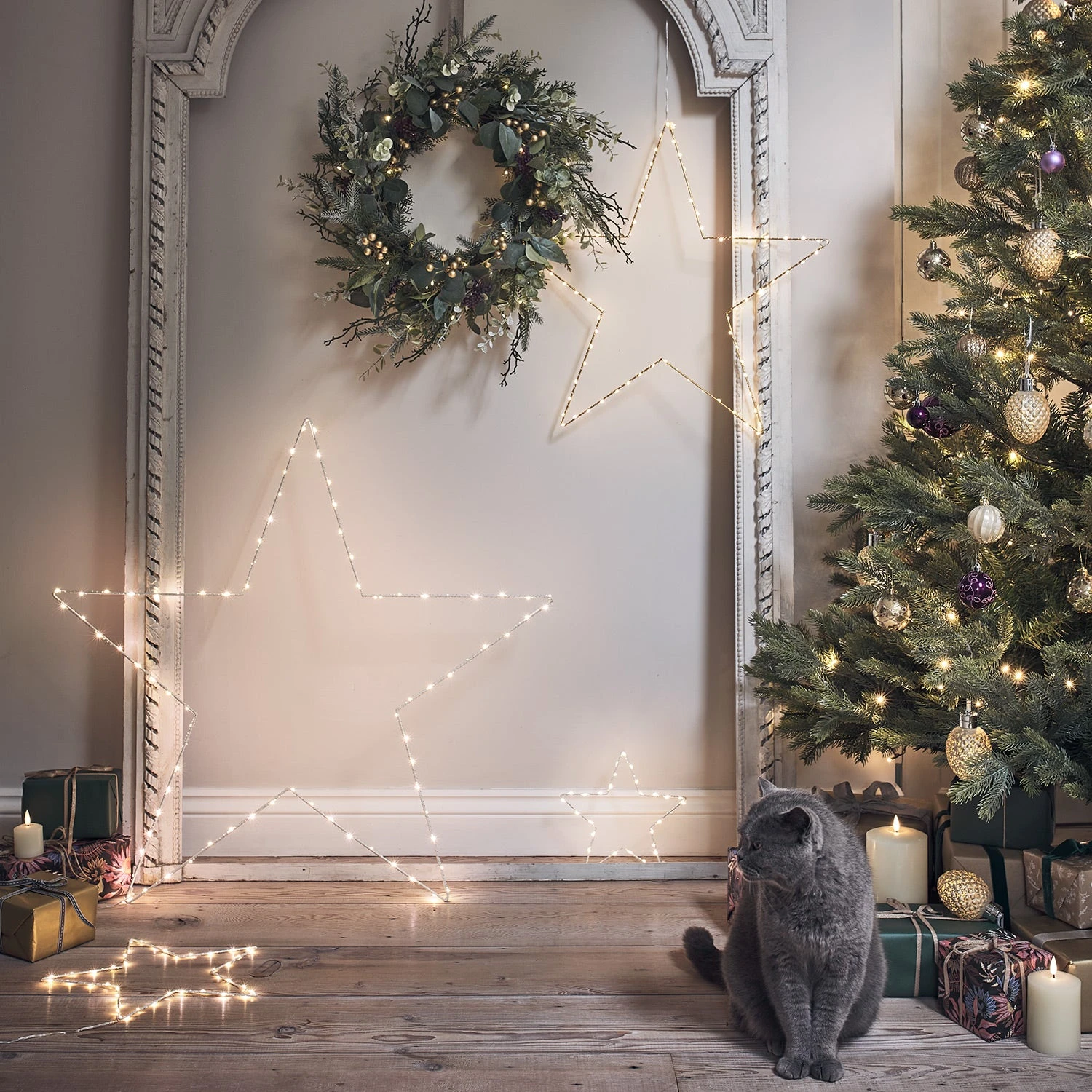 Couronne De Noël Pré-illuminée En Eucalyptus, Pin Et Baies Dorées 4 Couronne De Noël Pré-illuminée En Eucalyptus, Pin Et Baies Dorées – Image 4