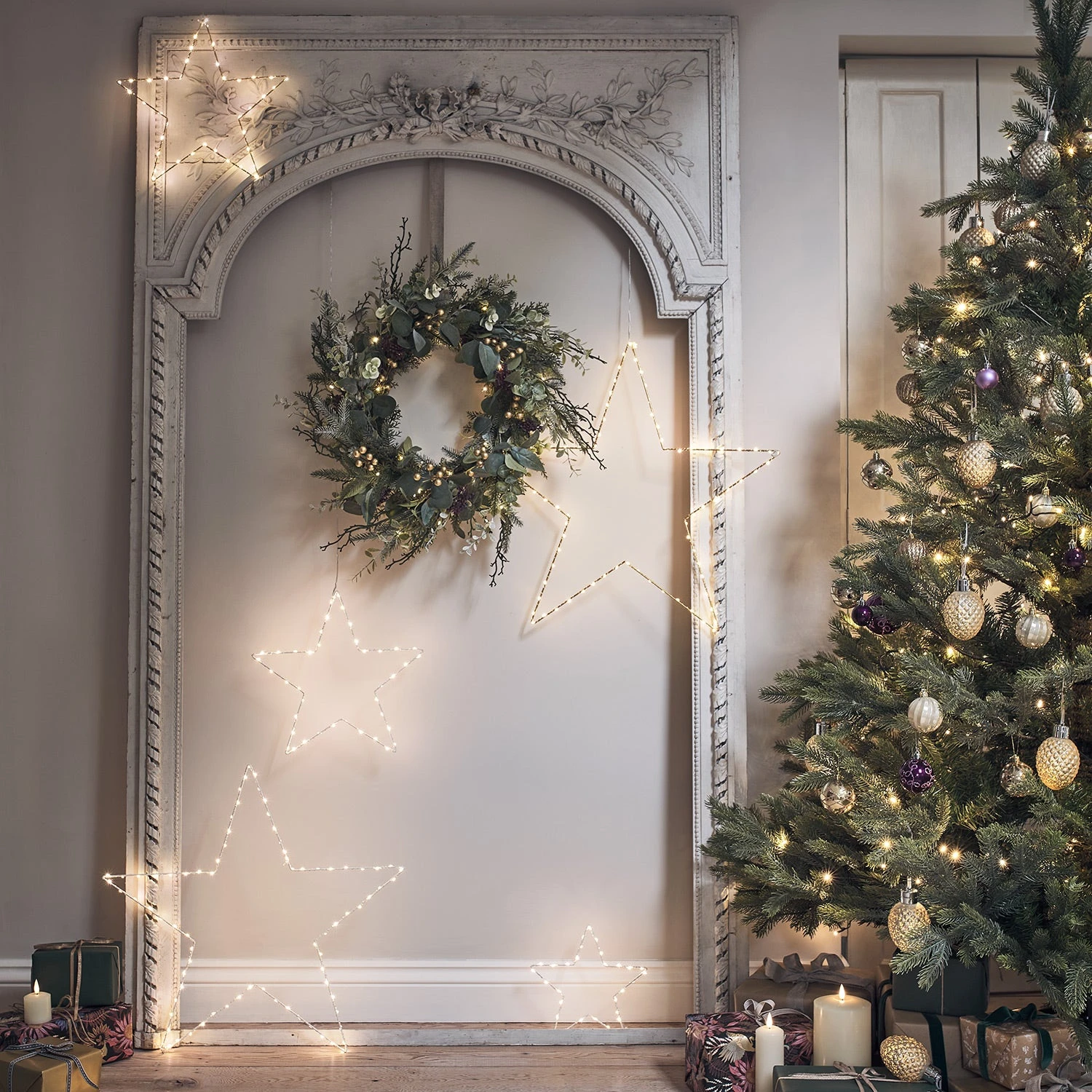 Couronne De Noël Pré-illuminée En Eucalyptus, Pin Et Baies Dorées 5 Couronne De Noël Pré-illuminée En Eucalyptus, Pin Et Baies Dorées – Image 5