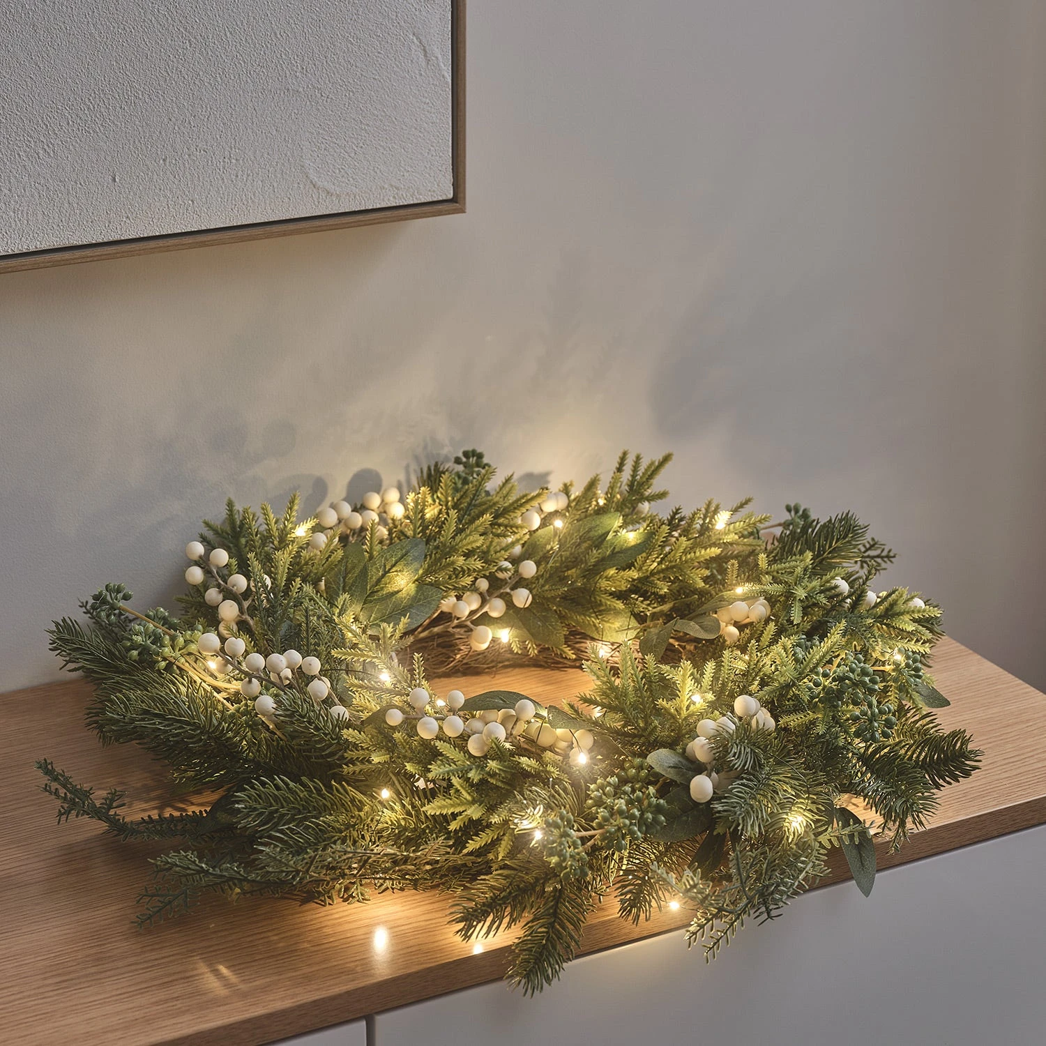 Couronne Aux Baies Blanches Avec Bougies TruGlow®, Porte-Bougie Et Guirlande Lumineuse – Centre De Table Festif 2 Couronne Aux Baies Blanches Avec Bougies TruGlow®, Porte-Bougie Et Guirlande Lumineuse – Centre De Table Festif – Image 2