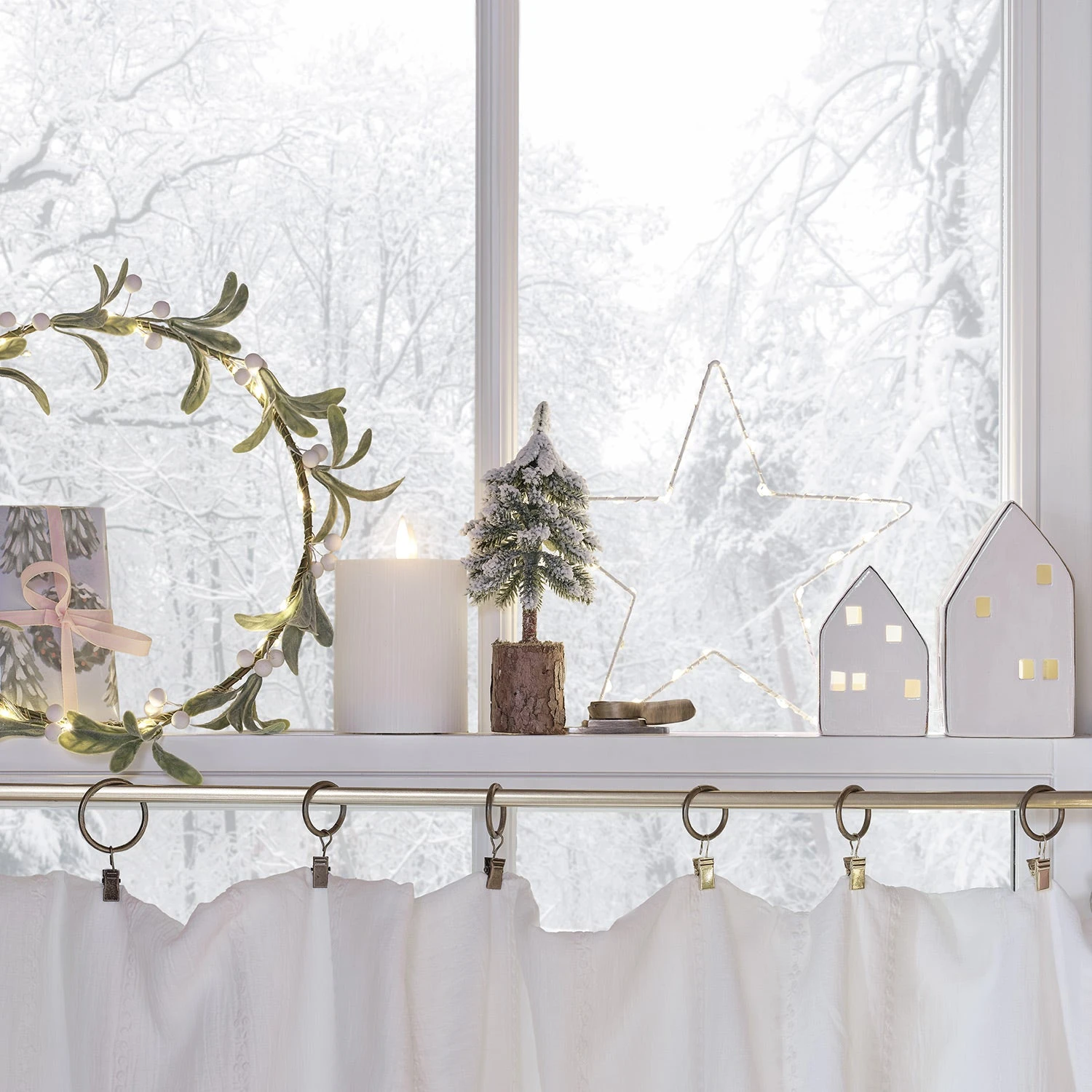 Couronne De Noël Minimaliste Pré-éclairée En Gui De 25 Cm 2 Couronne De Noël Minimaliste Pré-éclairée En Gui De 25 Cm – Image 2