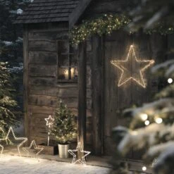 Étoile Lumineuse Autoportante De 30 Cm En Acrylique 5 Étoile Lumineuse Autoportante De 30 Cm En Acrylique -Boutique De Noël etoile lumineuse autoportante de 30 cm en acrylique devant la porte d une cabine