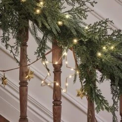 Guirlande De Noël De 1,8 M Au Feuillage Luxuriant 6 Guirlande De Noël De 1,8 M Au Feuillage Luxuriant -Boutique De Noël guirlande de cypres en deco de balustrade