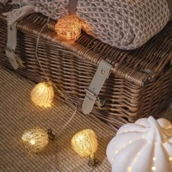 Guirlande Lumineuse à 8 Citrouilles En Verre 8 Guirlande Lumineuse à 8 Citrouilles En Verre -Boutique De Noël guirlande lumineuse a 8 citrouilles en verre sur un panier