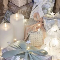 Guirlande Lumineuse De 1,9 M à 15 Étoiles Blanches En Bois 5 Guirlande Lumineuse De 1,9 M à 15 Étoiles Blanches En Bois -Boutique De Noël guirlande lumineuse de 1 9 m a 15 etoiles blanches en bois entre des cadeaux et decos de noel
