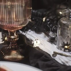 Guirlande Micro LED à Fantômes Et Araignées -Boutique De Noël guirlande micro led a fantomes et araignees sur une table