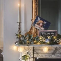 Lot Couronne Et Guirlande Pré-éclairées En Eucalyptus Et Baies Blanches -Boutique De Noël manteau de cheminee de noel